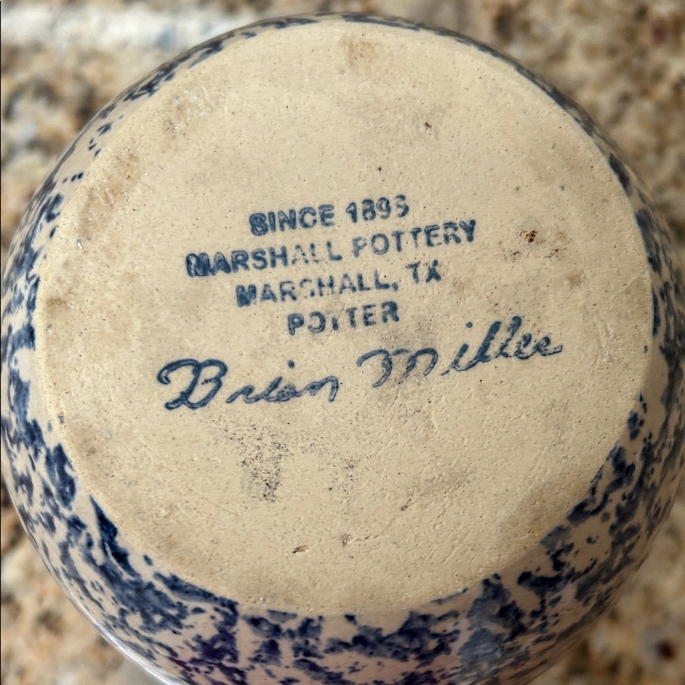 Marshall Pottery Blue and White Speckled Ceramic Vase. Signed by Brian Miller. - Picture 5 of 10